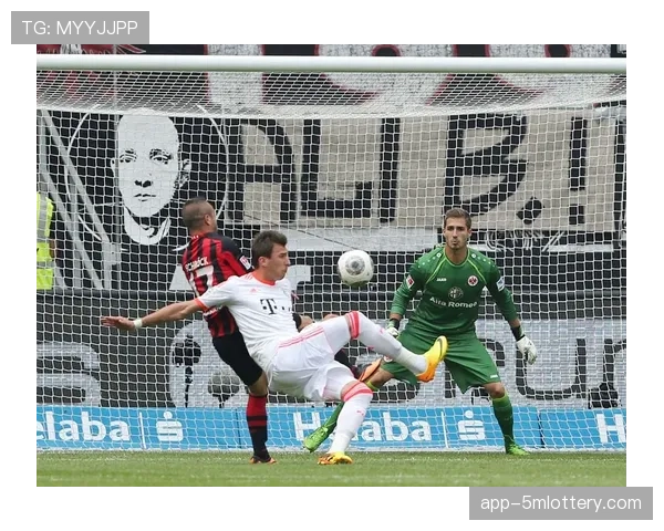 索托卡右路传中，瓦希抢点推射破门